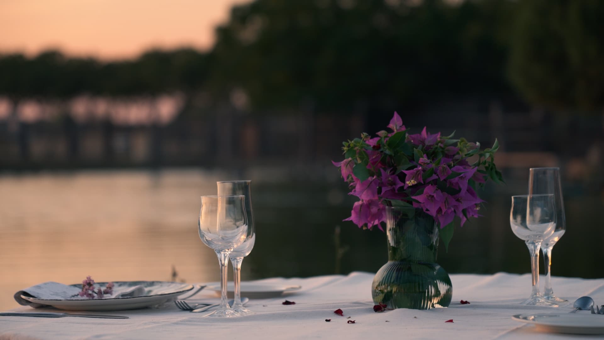 Los Taranjales - Mesa en la laguna